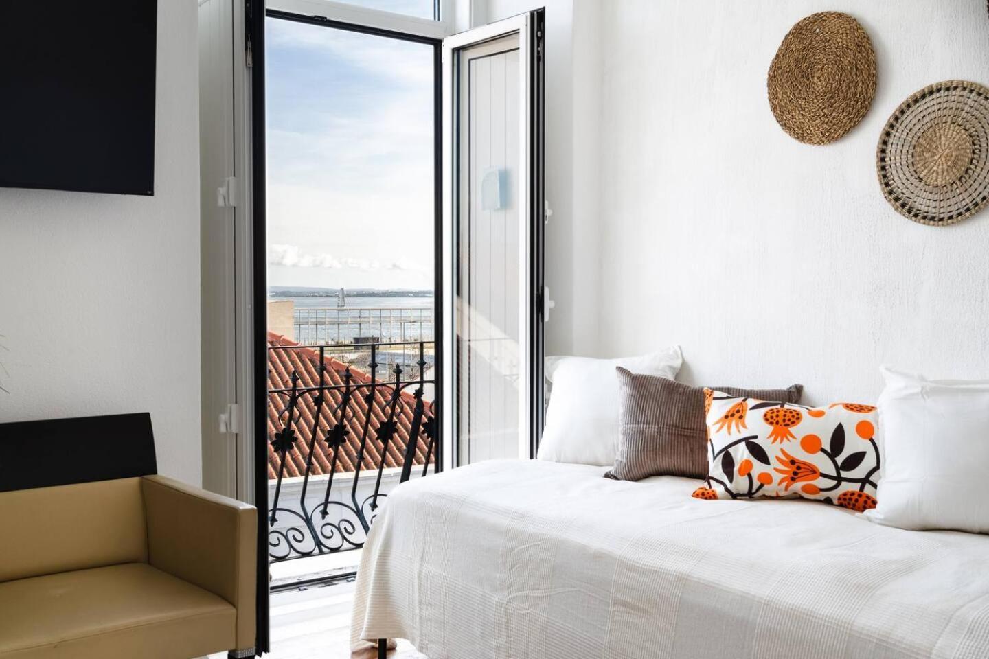 Apartment Riverfront Elegance 41Br Spacious Retreat Lisbon