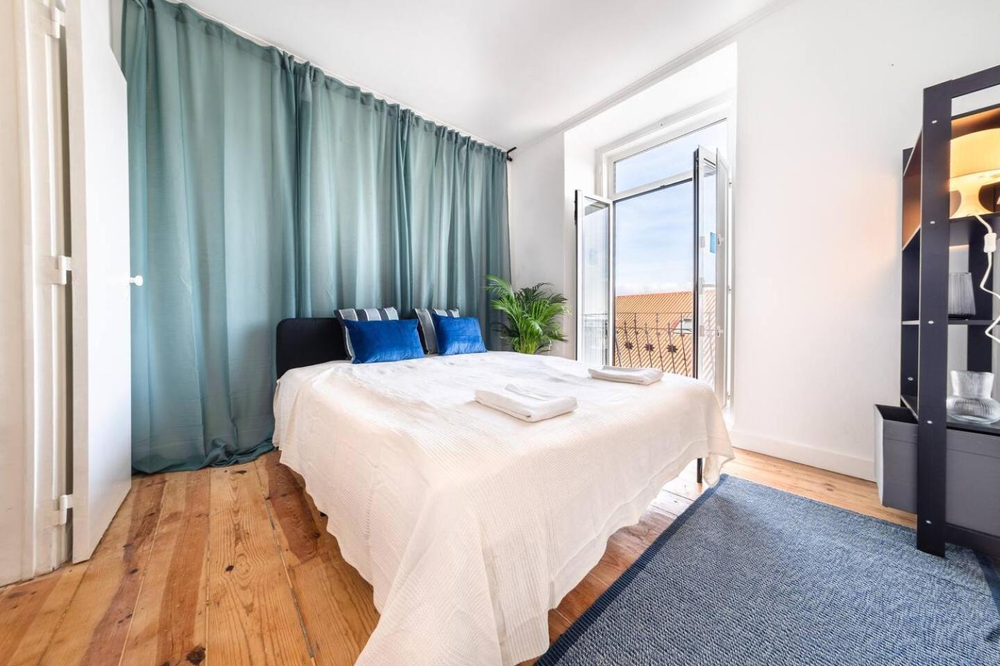 Apartment Riverfront Elegance 41Br Spacious Retreat Lisbon