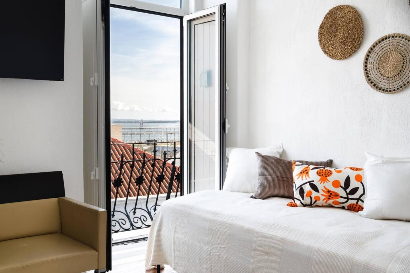 Apartment Riverfront Elegance 41Br Spacious Retreat