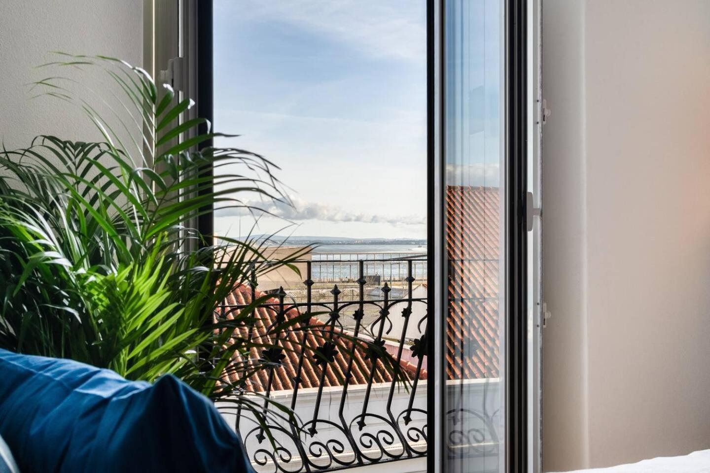 Apartment Riverfront Elegance 41Br Spacious Retreat Lisbon